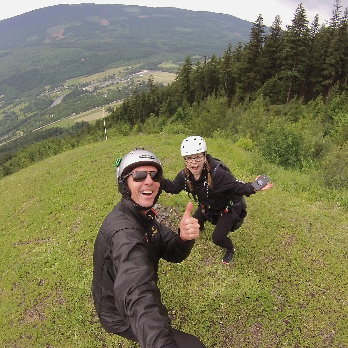 I'M IN CHARGE !
This young graduate got to fly the wing and couldn't get rid of her smile.
Priceless.

@xskyparagliding @tourismwelssgray @landofhiddenwaters @flyingisfun @paraglidingBC