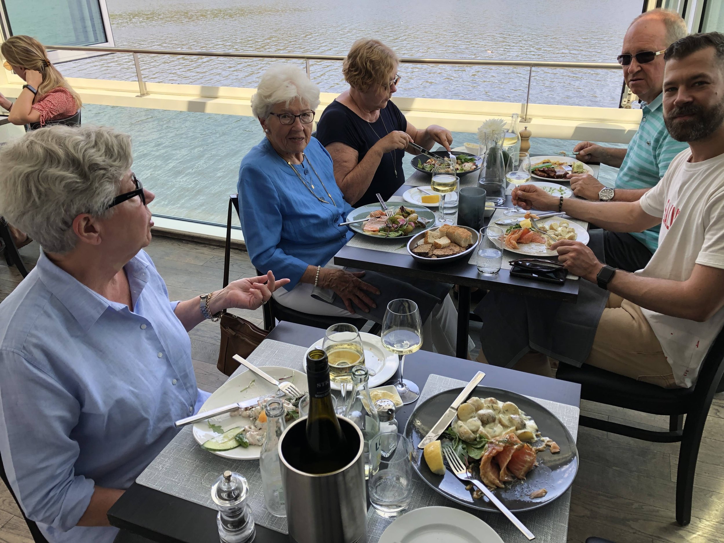 Lunch på Sundby Gård, med Viktor på besök - juni 2021.