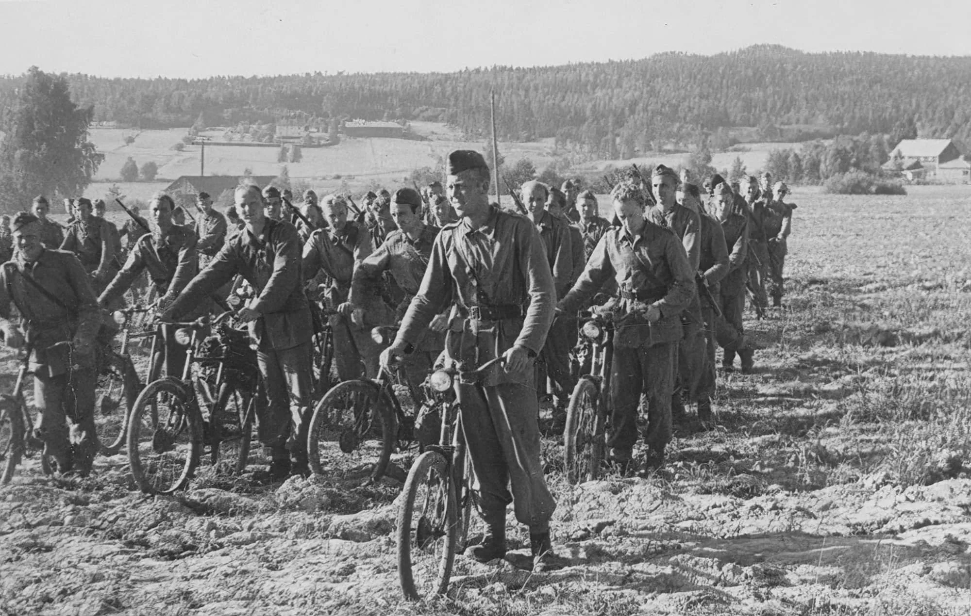 Pappa var tydligen över till Finland och deltog som brevbärare i Finska vinterkriget. Jag tror att den här bilden kan vara därifrån. Det är alltså 1939 eller 1940, men den får vara med här på 50-talet i alla fall.