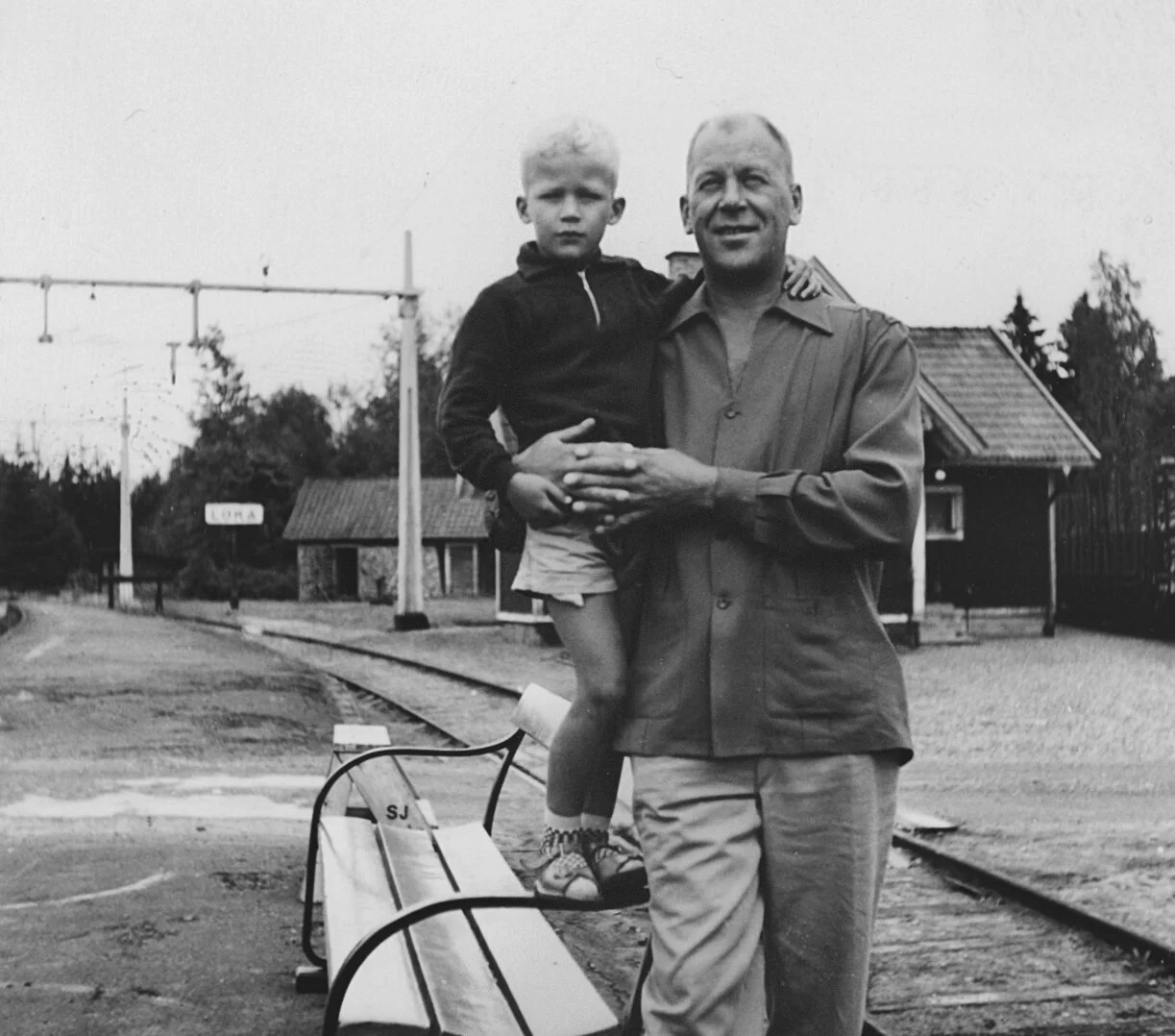 Pappa och jag på Loka station. Han var född där, ja alltså inte på stationen, men i Loka.