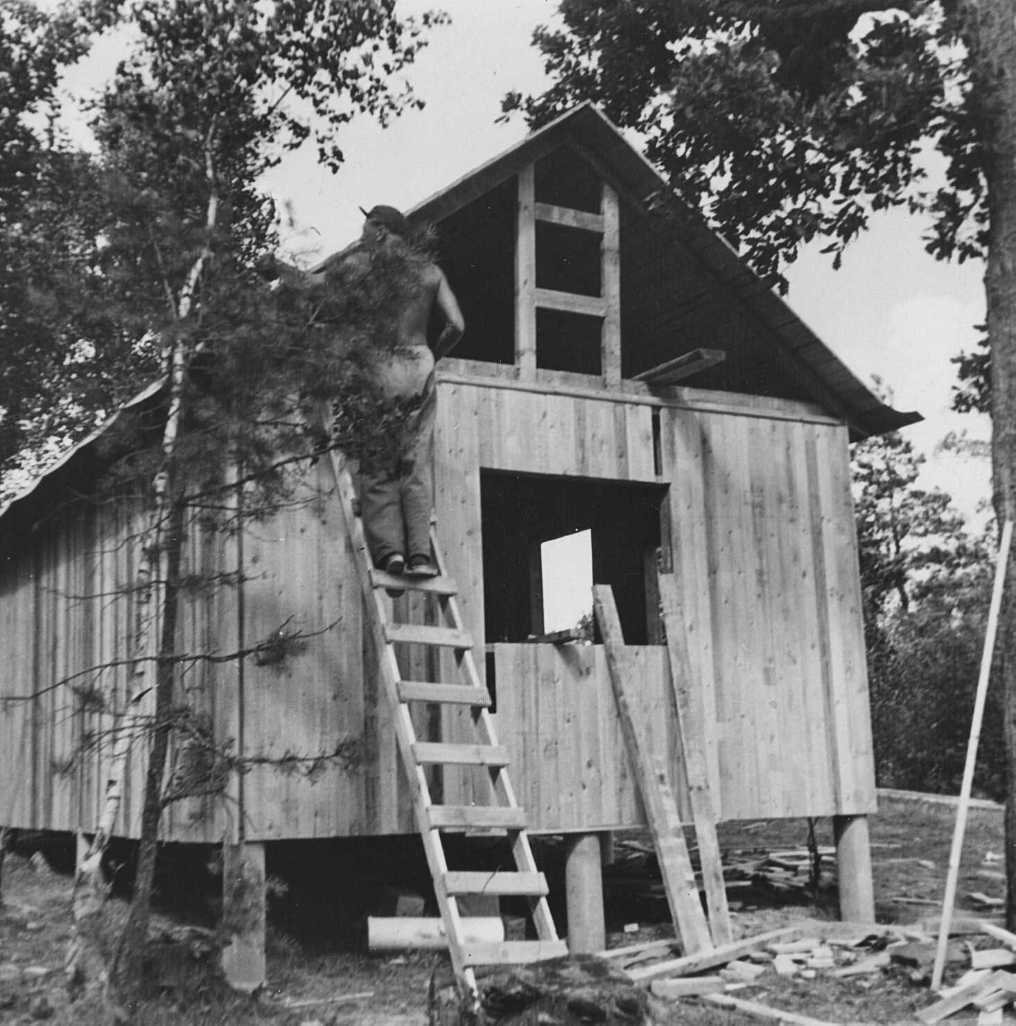 En riktig karl bygger sin egen sommarstuga. I Sparreholm.