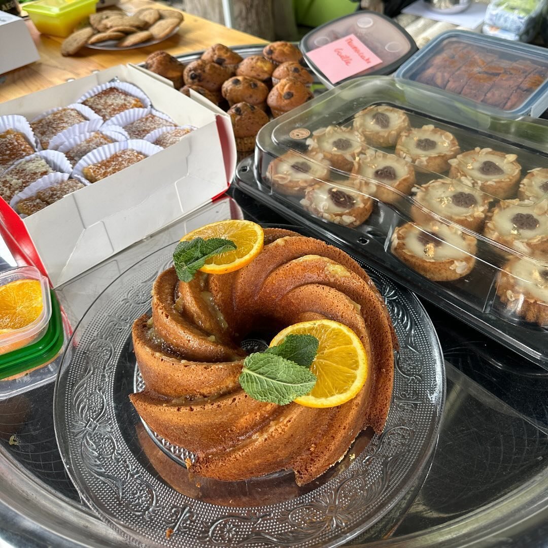 These are the homemade desserts our volunteers brought to our iftar two weeks ago: kolaches, apple cake, orange cake, chocolate chip cookies, basbousa, muffins, rice pudding, and so much more! 

Thank you all so much for preparing these delights!

Ar