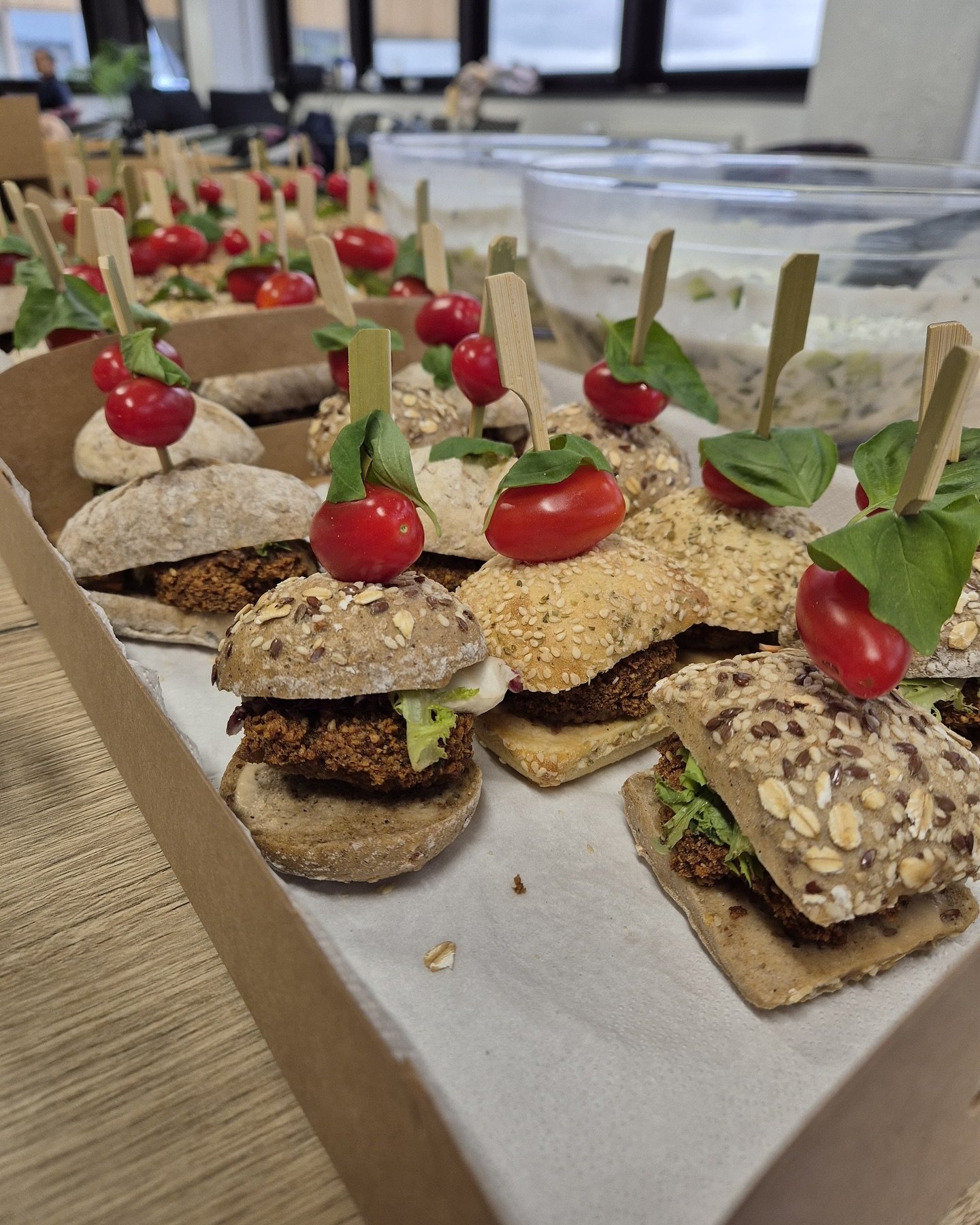 Delicious creations from our talented chefs, Nour @nour.elnono and Sinta @foodcornerbysinta ! Last week, we had the pleasure of catering an event in Antwerp, preparing a variety of veggie 🇵🇸 and 🇮🇩 cuisine. From gado-gado and pandan dadar gulung 