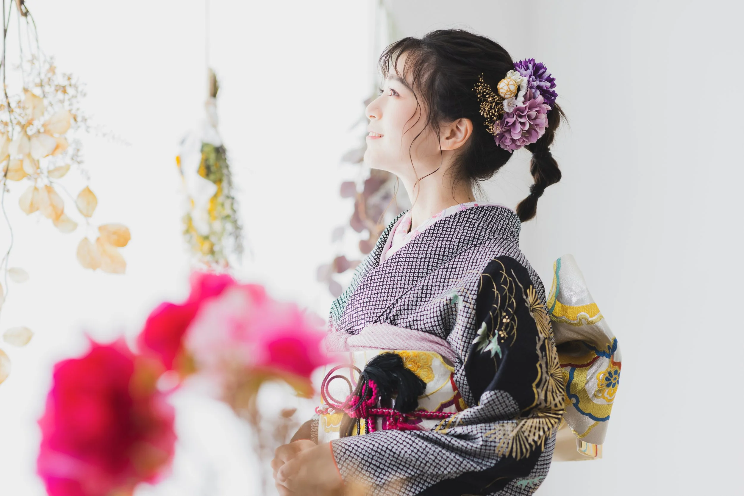 女性が着物を着て遠くを見ている