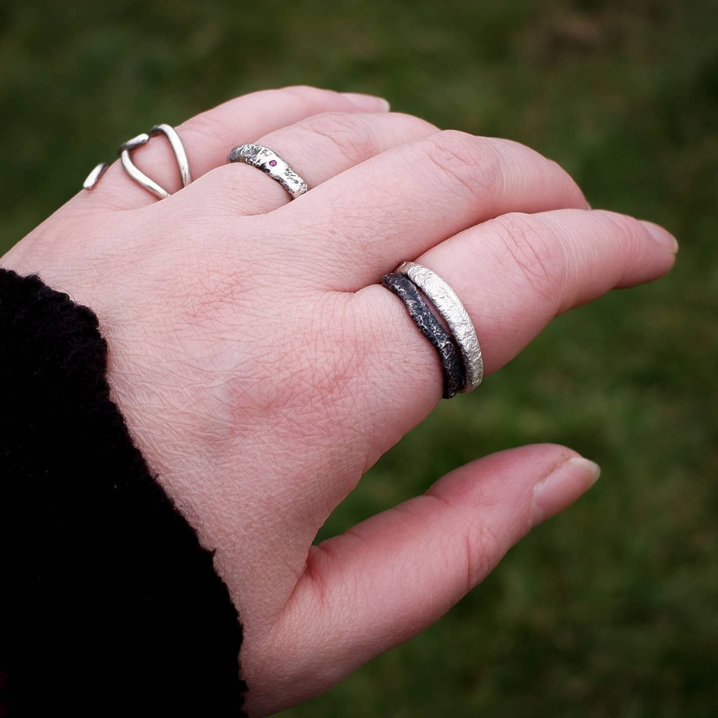 Testing how durable the fused rings are. So far so good 💪
 Especially when it comes to rings it is important to make sure the can take well demands of everyday wearing and that they are comfortable on hands. 
I think they passed the test😁 Now I wil