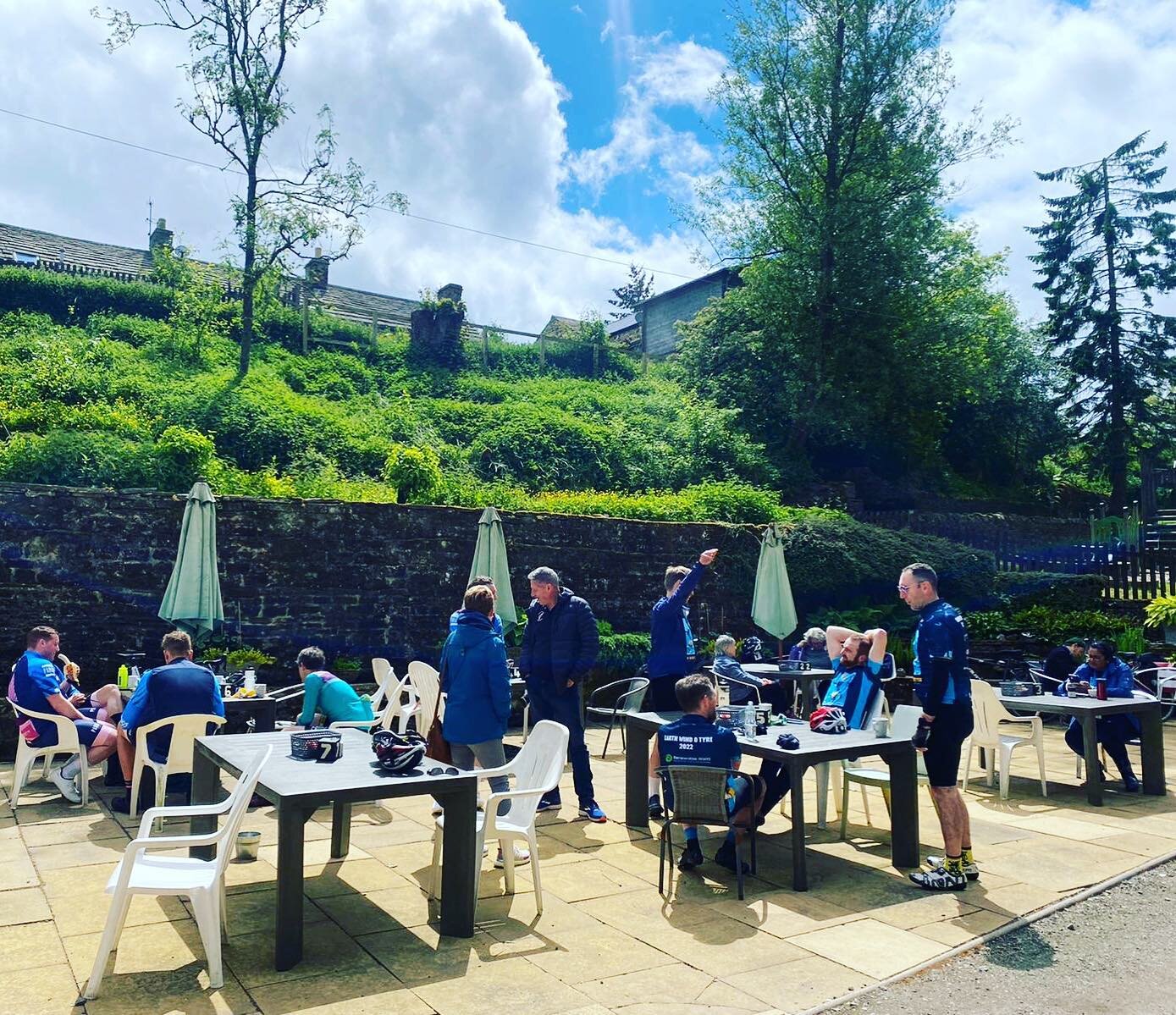 Beautiful place for a lunch stop 🌤 thank you @hemmelcafe for your generous hospitality - they are donating &pound;1 from every rider lunch to @renewable_world 🙌

#earthwindtyre #renewableworld
