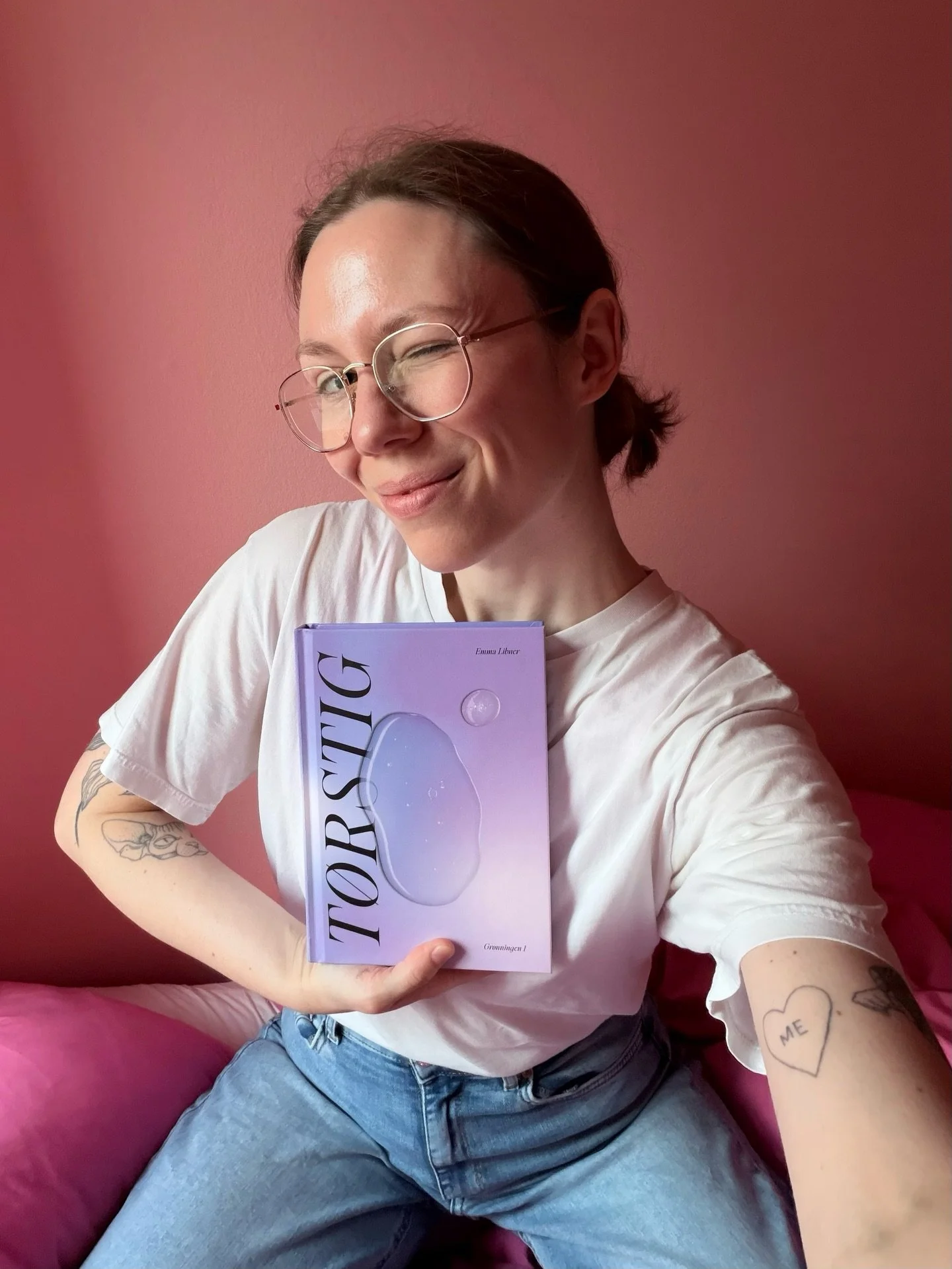 🫧 SHE 🫧 IS 🫧 HERE 🫧 (reklame for egen bog)

T&Oslash;RSTIG er en community bog om s-x. Hver en historie - og hvert et billede - i bogen er en kreativ bearbejdelse af en samtale med et &aelig;gte menneske om deres tanker, f&oslash;lelser og opleve