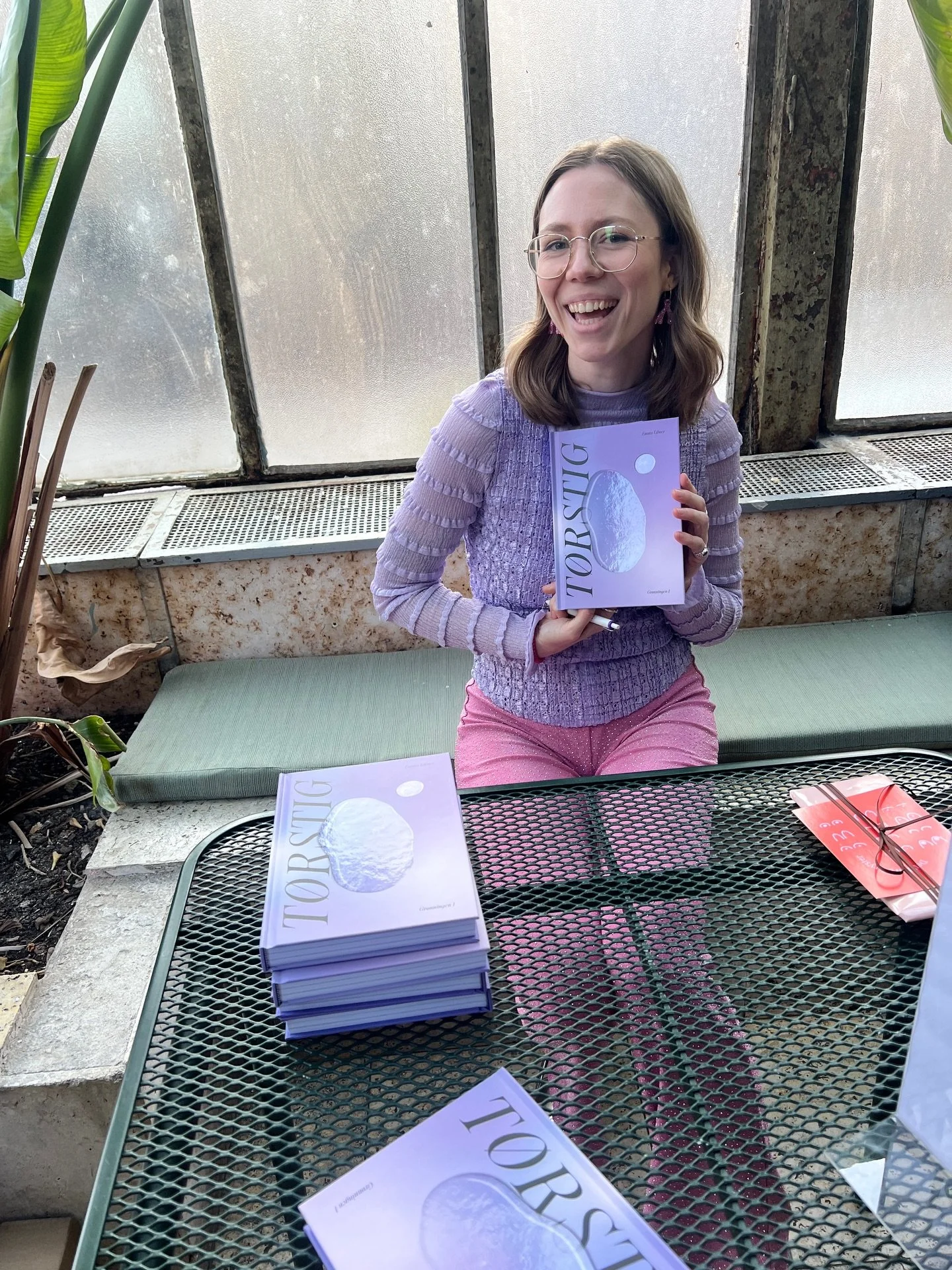 I dag er det Verdens Bogdag - og T&Oslash;RSTIG har 1 uges &ldquo;f&oslash;dselsdag&rdquo;! 💖🫧 

Flere har studset lidt over bogens titel - T&Oslash;RSTIG. Hvorfor lige den titel, egentlig? 

Fordi t&oslash;rst er sv&aelig;r at overse, n&aring;r ma