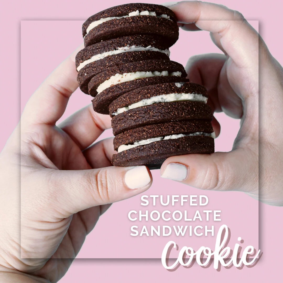 &iquest;Ya probaste nuestras Stuffed Chocolate Sandwich Cookies? 😍⁣
⁣
Son unas deliciosas galletas tipo s&aacute;ndwich, de chocolate negro rellenas de crema.⁣
⁣
&iexcl;Nada m&aacute;s rico y tentador! 🤤⁣
⁣
Haz tu pedido a trav&eacute;s del link en