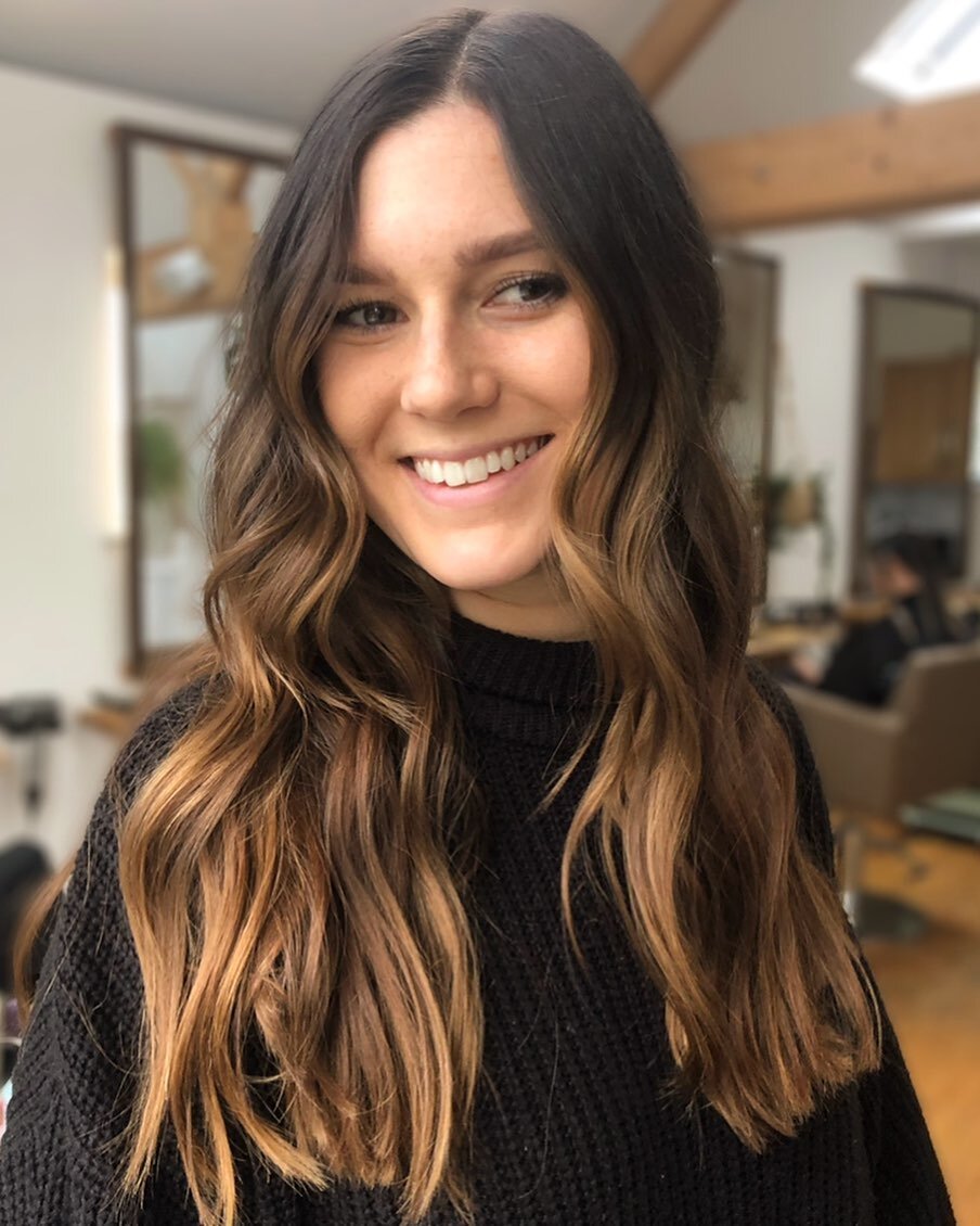 ✨Shiney brunette tips ✨

🤎Go low maintenance with your colour - permanent colours may add shine initially but as they fade off can look dull and brassy 👎🏻

🤎Wash your hair 2-3 times a week max! Over washing and styling will be drying out your hai