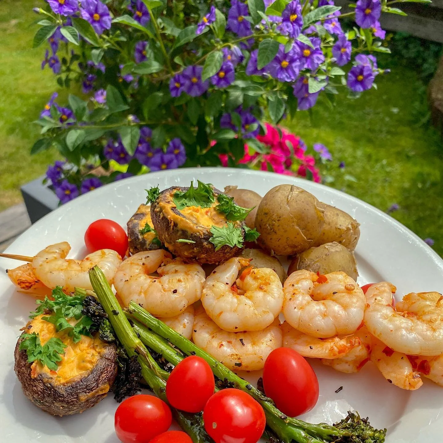 It&rsquo;s food o&rsquo;clock 🤍 #mittumaari #juhannusruokaa #goodfood #goodmood #barbeque