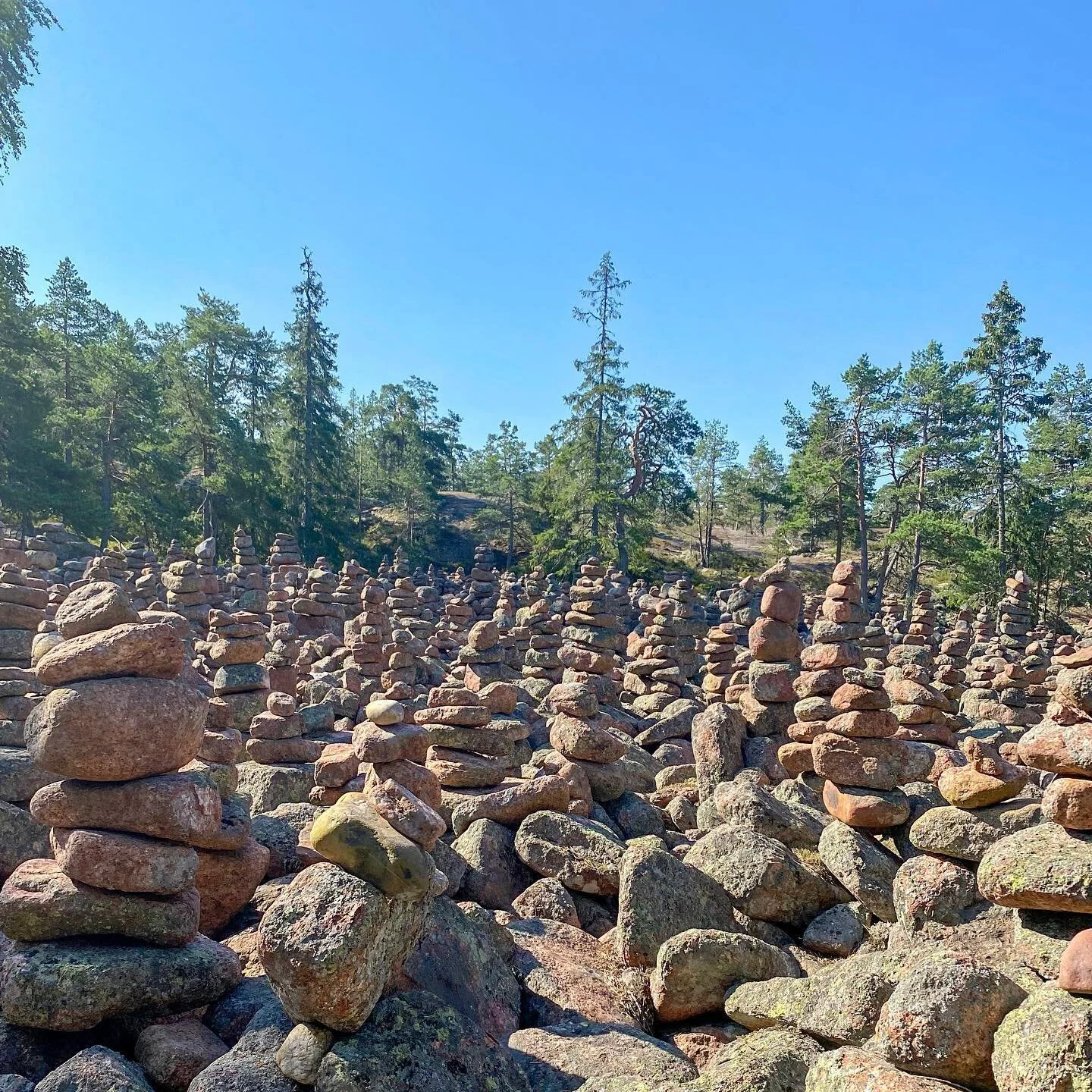 Rantalomakin joskus paikallaan, vaan kyll&auml; t&auml;mm&ouml;inen aktiiviloma sopii omalle luonteelle paremmin 😇💚 T&auml;n&auml;&auml;n huikeita kalliomuodostelmia ja vehreit&auml; omenapuita 🦋
#h&auml;st&auml;gi #visit&aring;land #mykindofholid