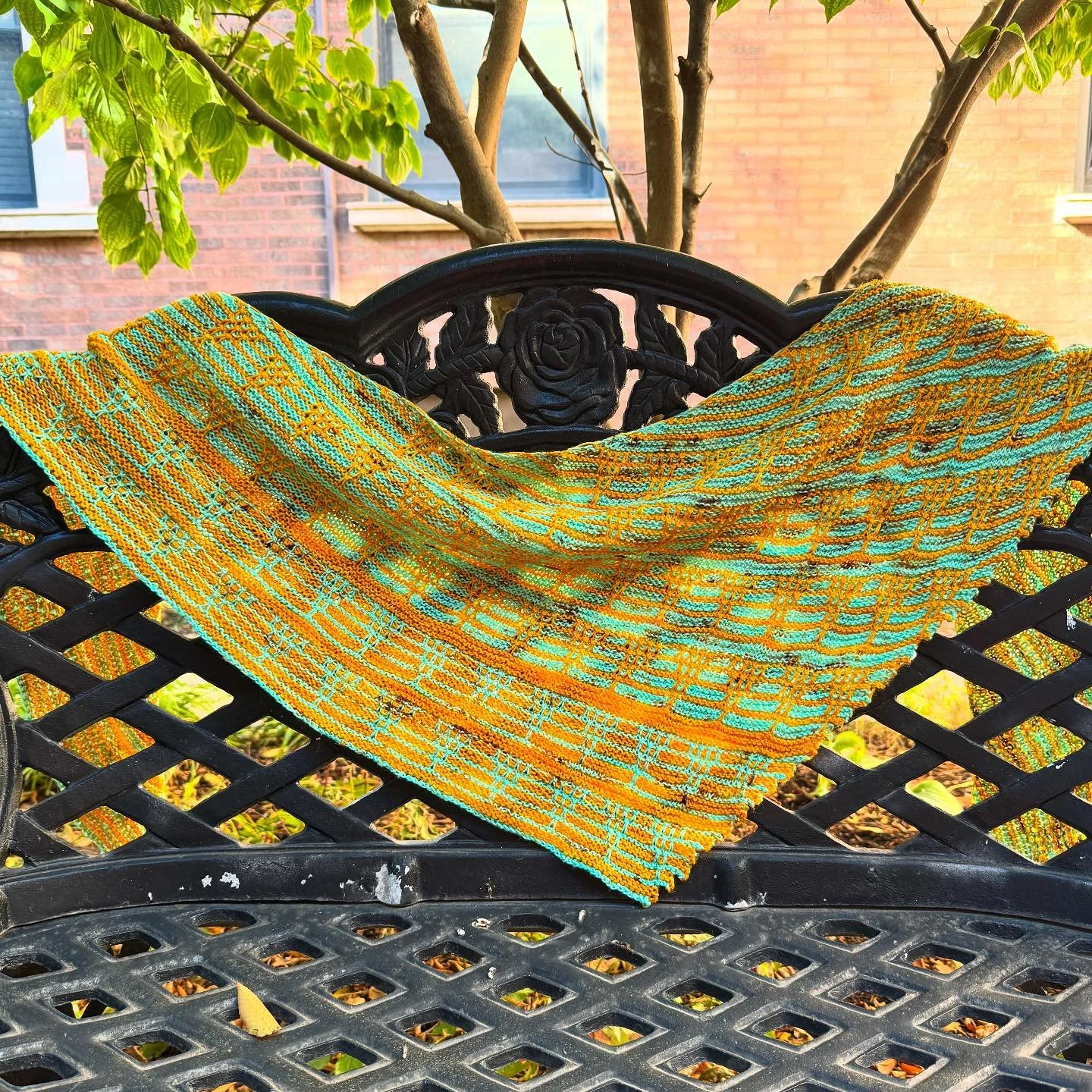 𝙑𝙚𝙘𝙩𝙤𝙧 𝙁𝙞𝙚𝙡𝙙 by @galimka_knits, with yarns by @knit_picks and @keenanyarn, is (I think) the last of the knitting projects I finished while I was hiding from Instagram. It was such a delight to make. I love patterns that I can pick up enoug