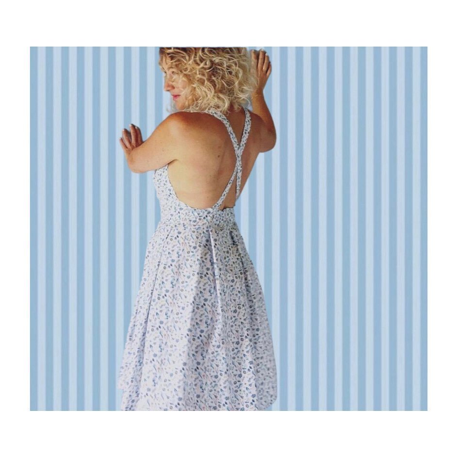 Spring-flowers in that first breeze of summer light when we dream about strolling with a coffee outside👗#dressmaking #summerdreams #summerdress #floraldress #aprondress #itsnotjustadress