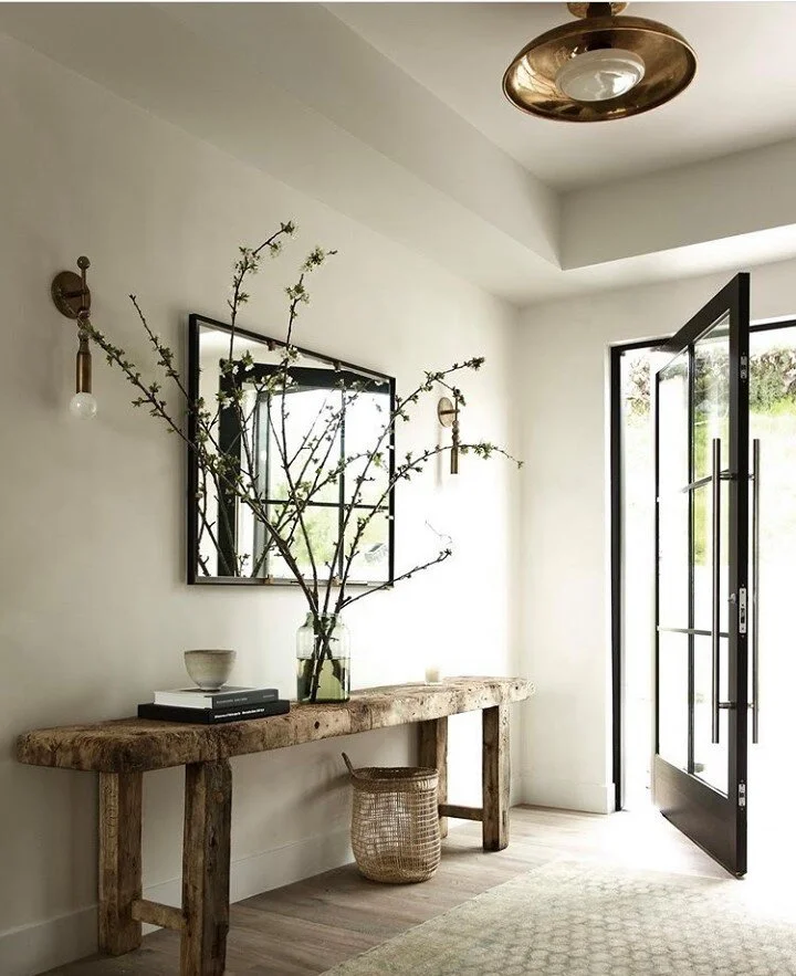 From the natural wood table to the show-stopping vase, this simple yet dynamic entryway design certainly makes an impact!⠀
⠀
Design: @JakeArnold