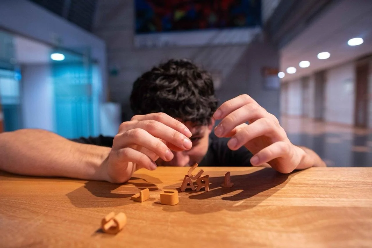 Persona interactuando con escultura