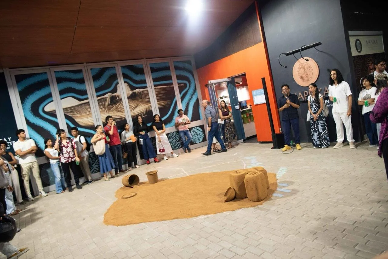 Público en el inicio del evento