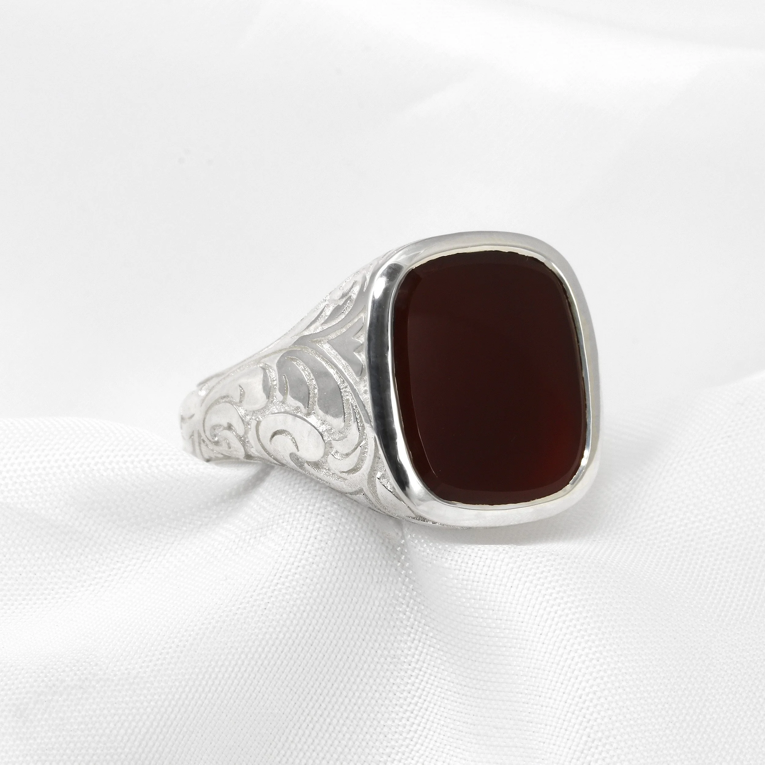 Cornelian Signet Ring with Engraved Shoulders in Silver