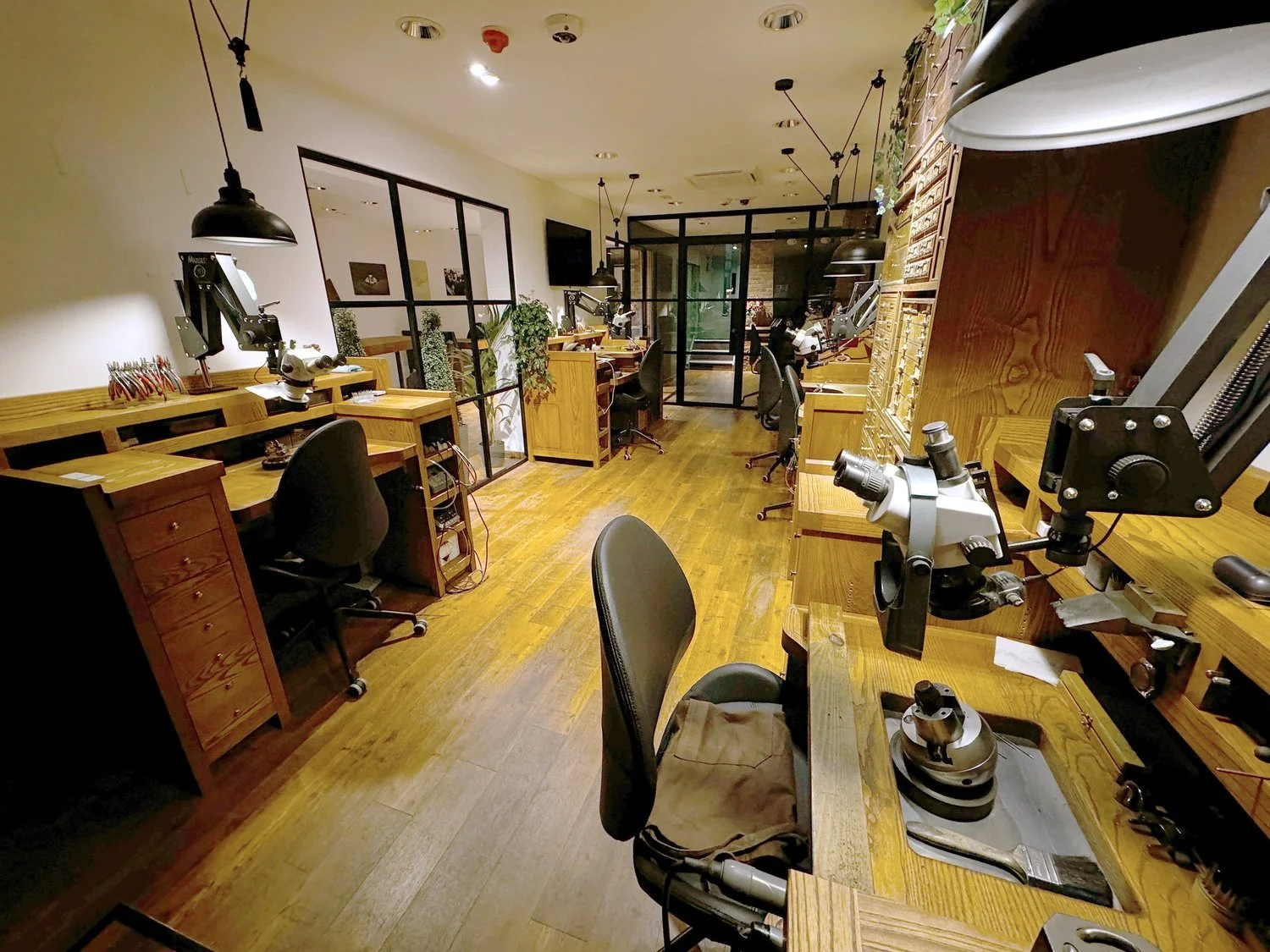  See our onsite Workshop & Meet our Goldsmiths 