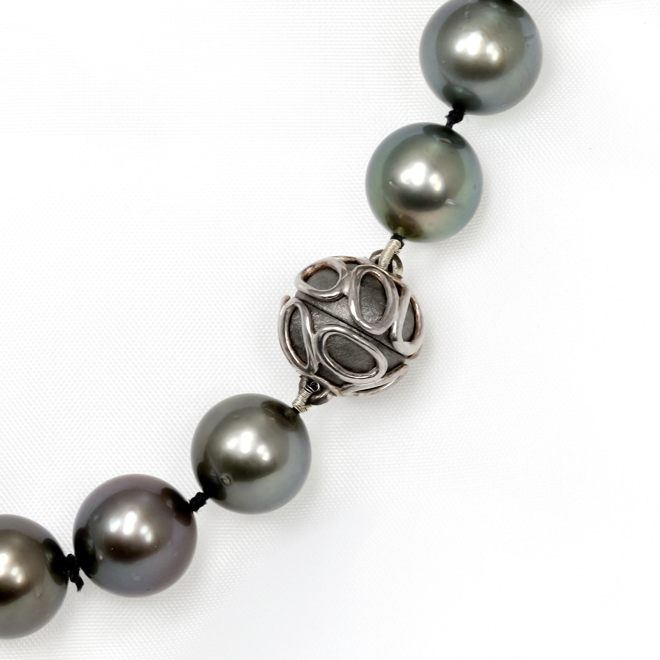 Tahitian pearl necklace, single strand  