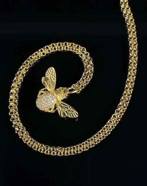  Diamond set yellow gold bee on belcher link chain. 