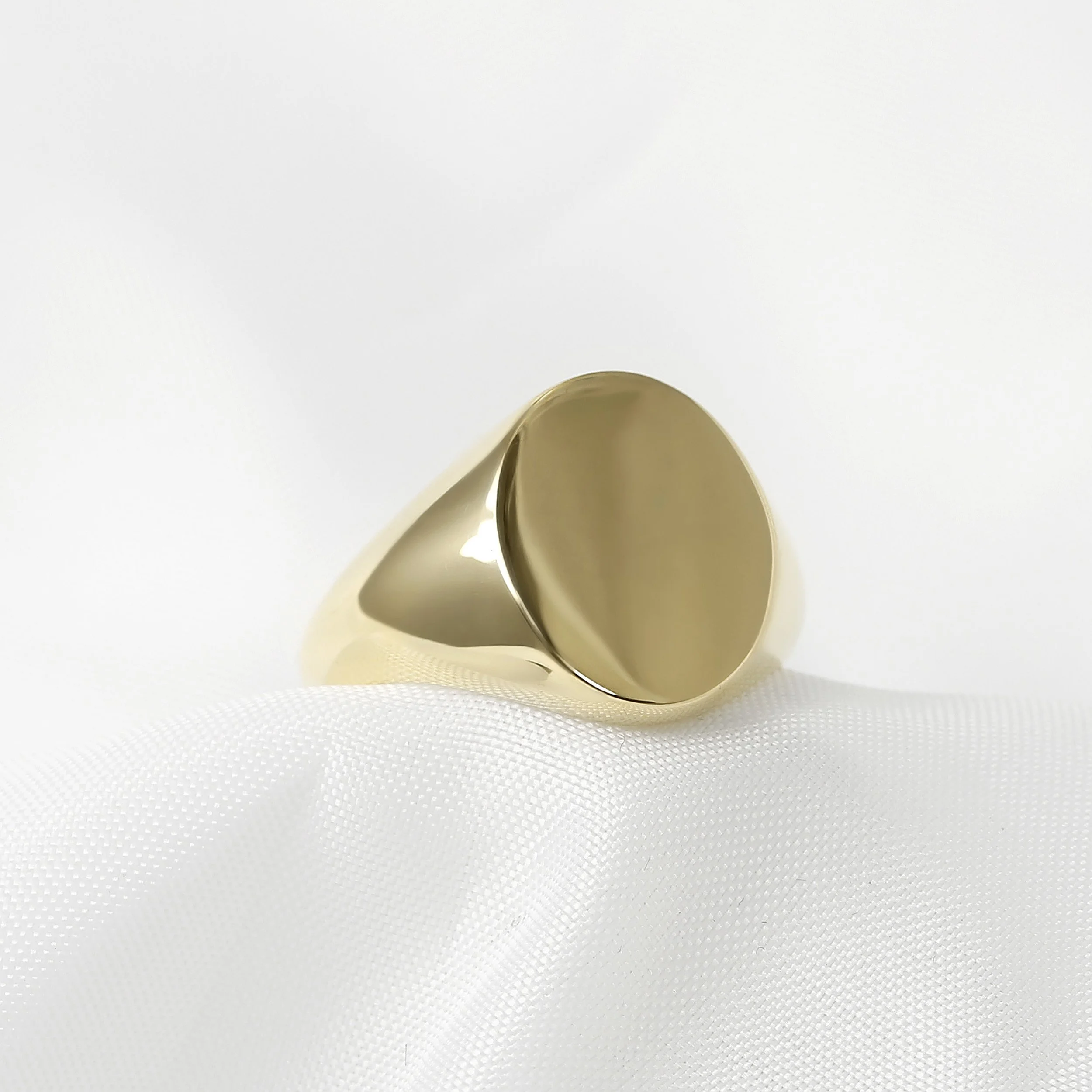  Oval 18ct Yellow Gold Signet Ring £1,568.00 