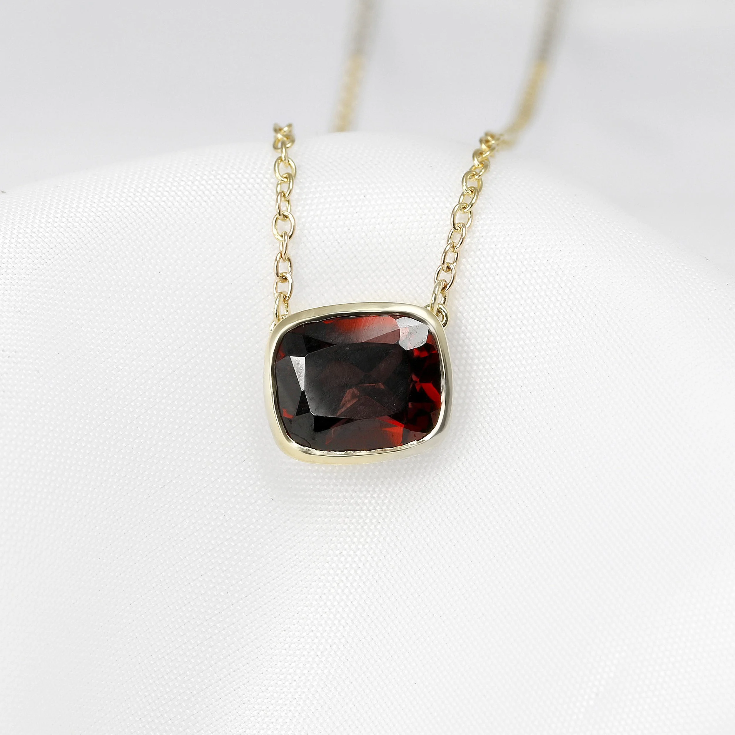  Timothy Roe 9ct Yellow Gold Pyrope-Almandine Garnet Pendant £715.00 