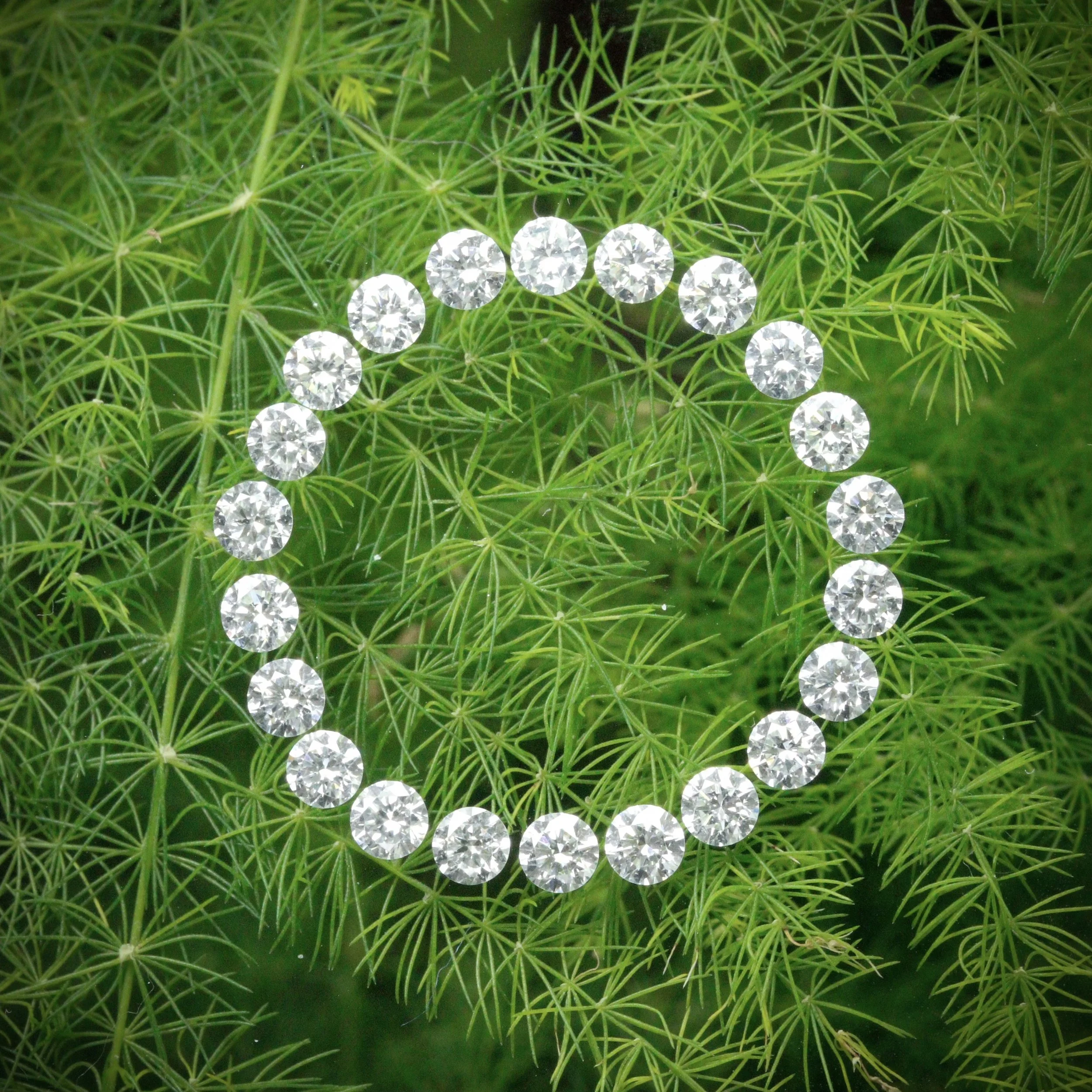 Diamond - Round brilliant cut set of 22 stones. Total weight 1.95ct F/G colour.