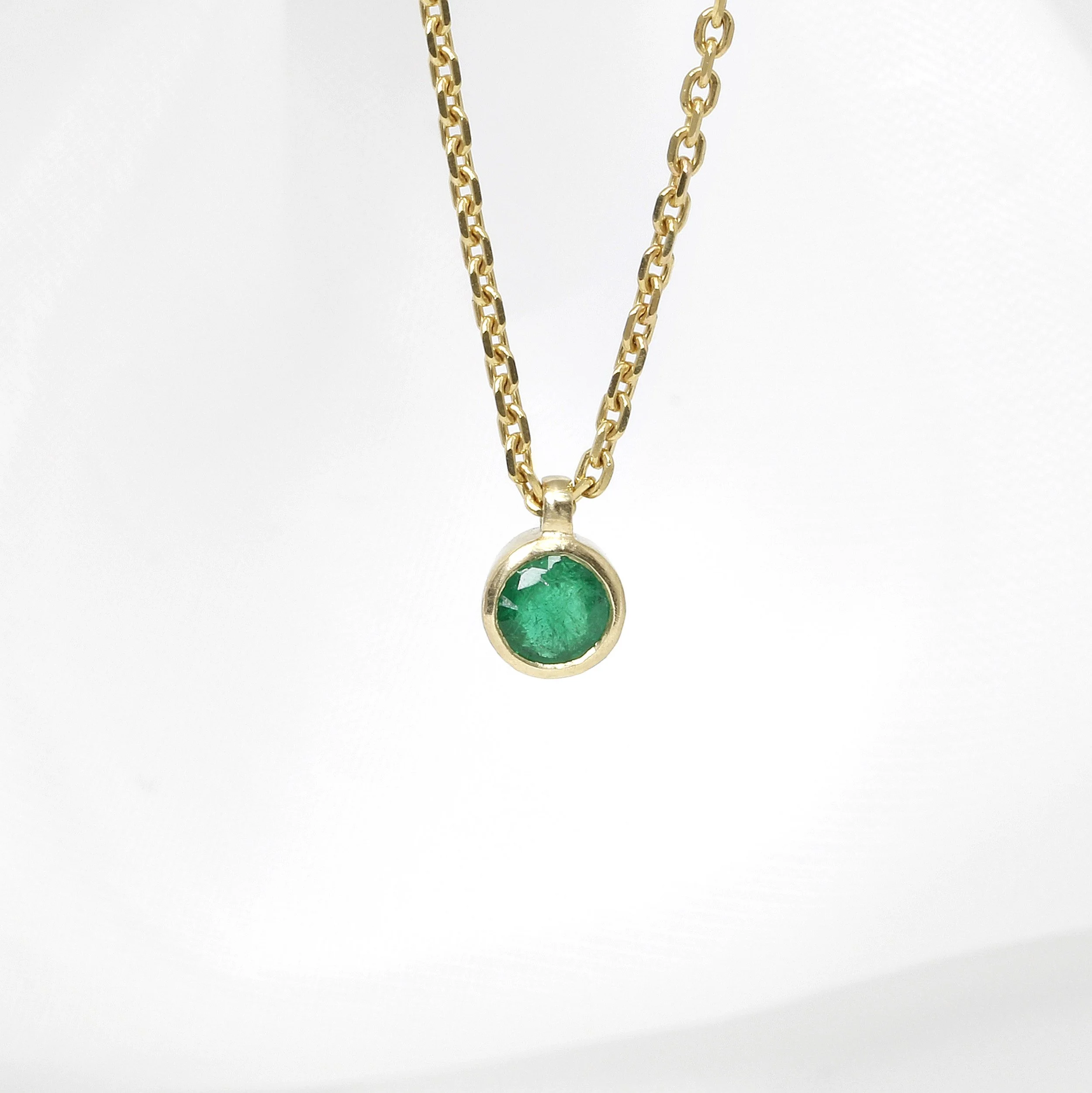  Timothy Roe Emerald Pendant in 9ct Yellow Gold £395.00 