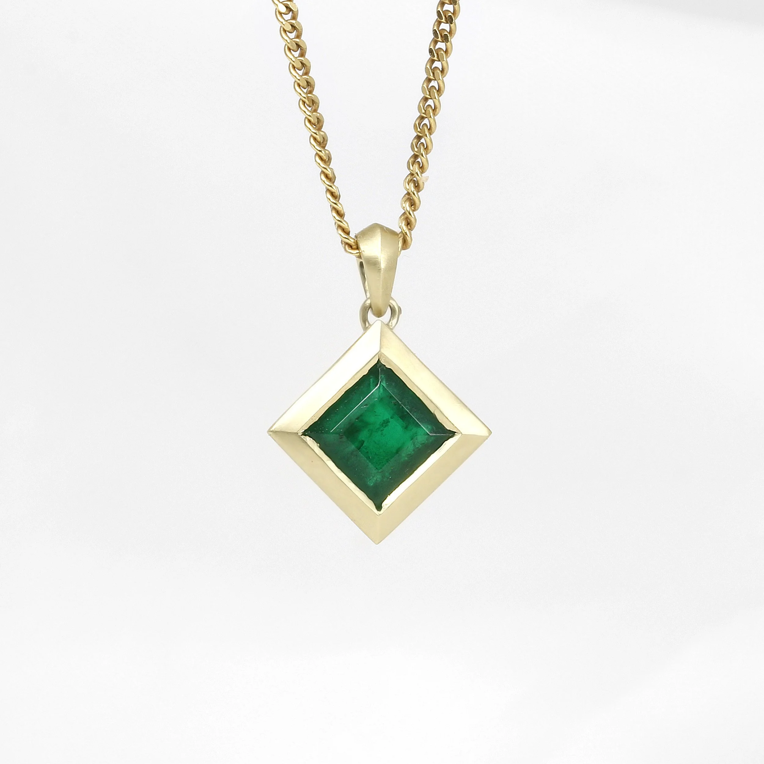  Emerald Feature Edge Pendant in Yellow Gold £940.00 