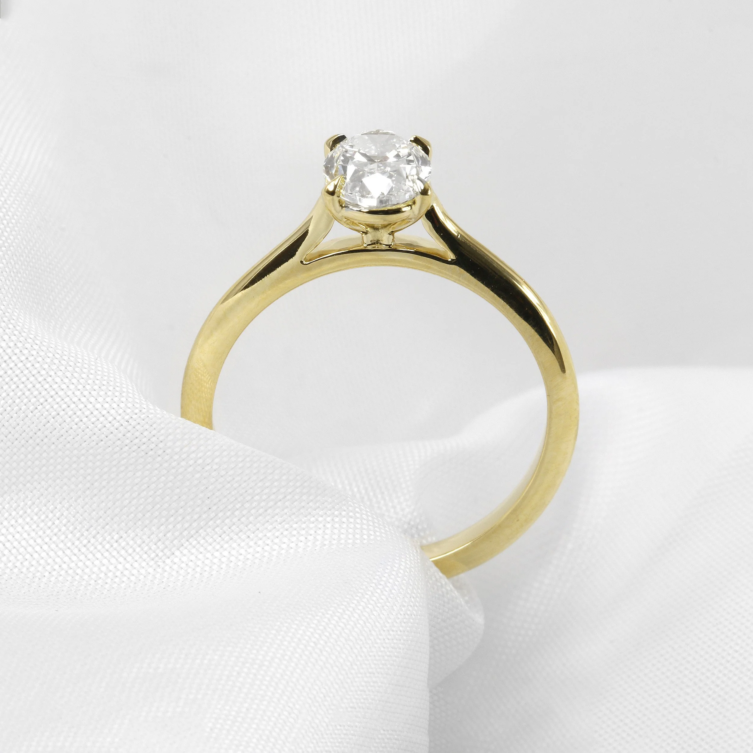 0.90ct Oval Solitaire Diamond Ring in 18ct Yellow Gold