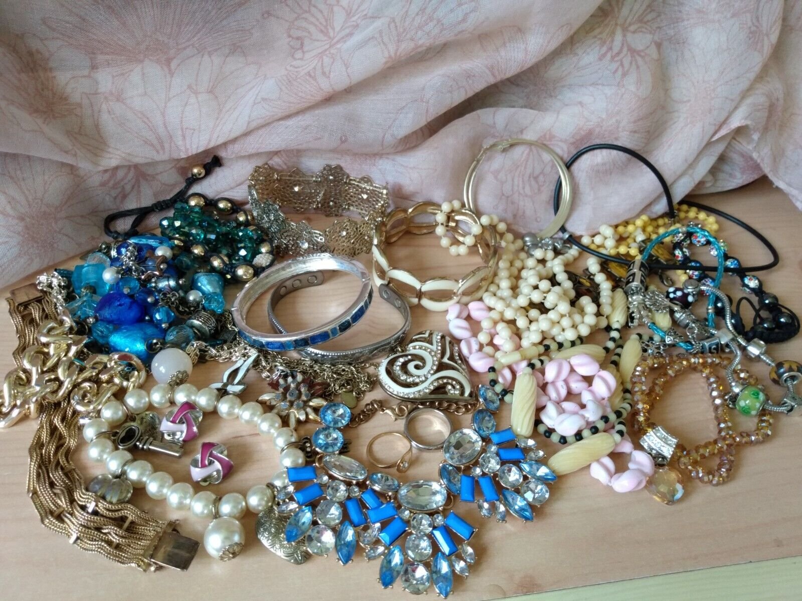   Vintage costume jewellery, source: 2010sweetart Ebay 