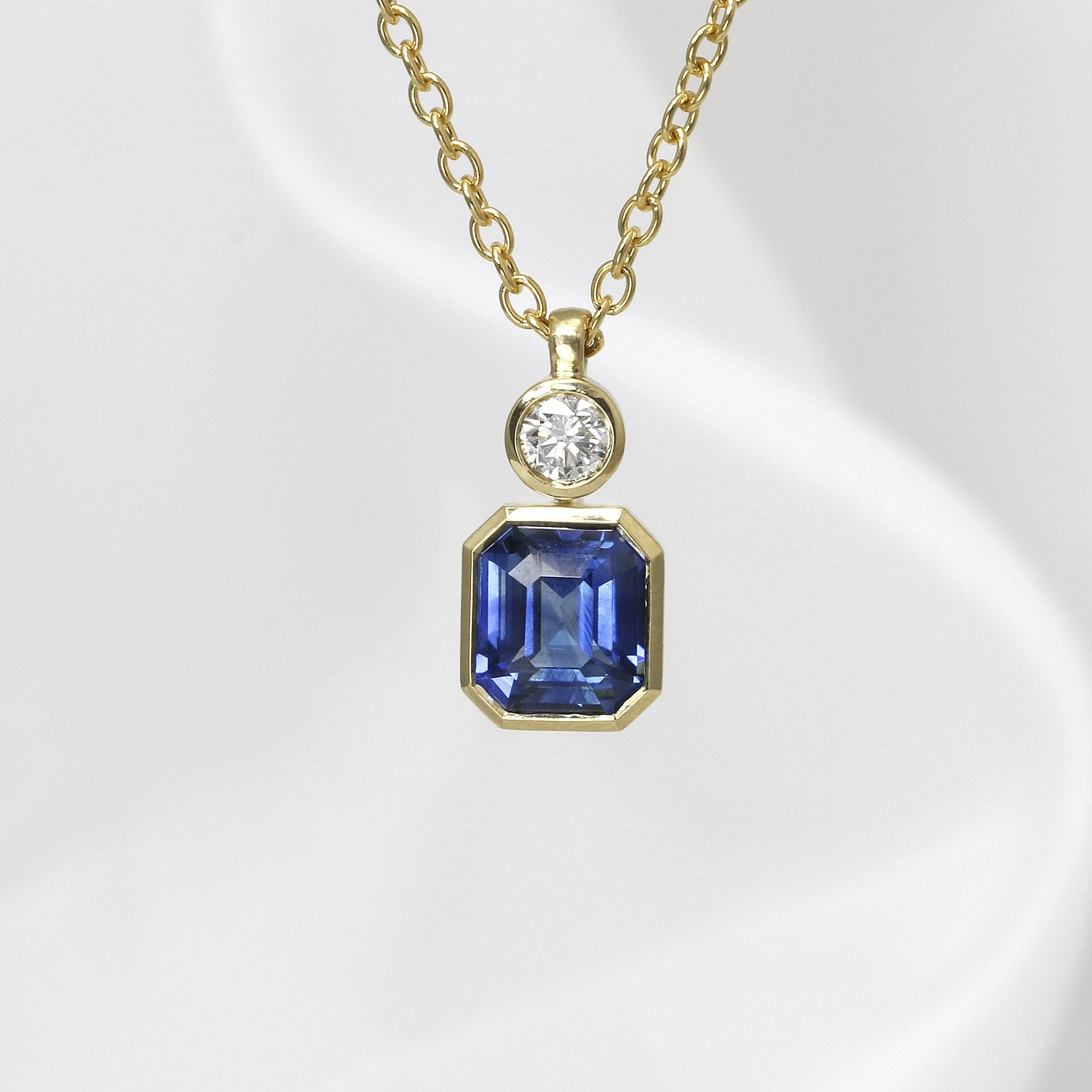 Exquisite Sapphire and Diamond Pendant in Yellow Gold