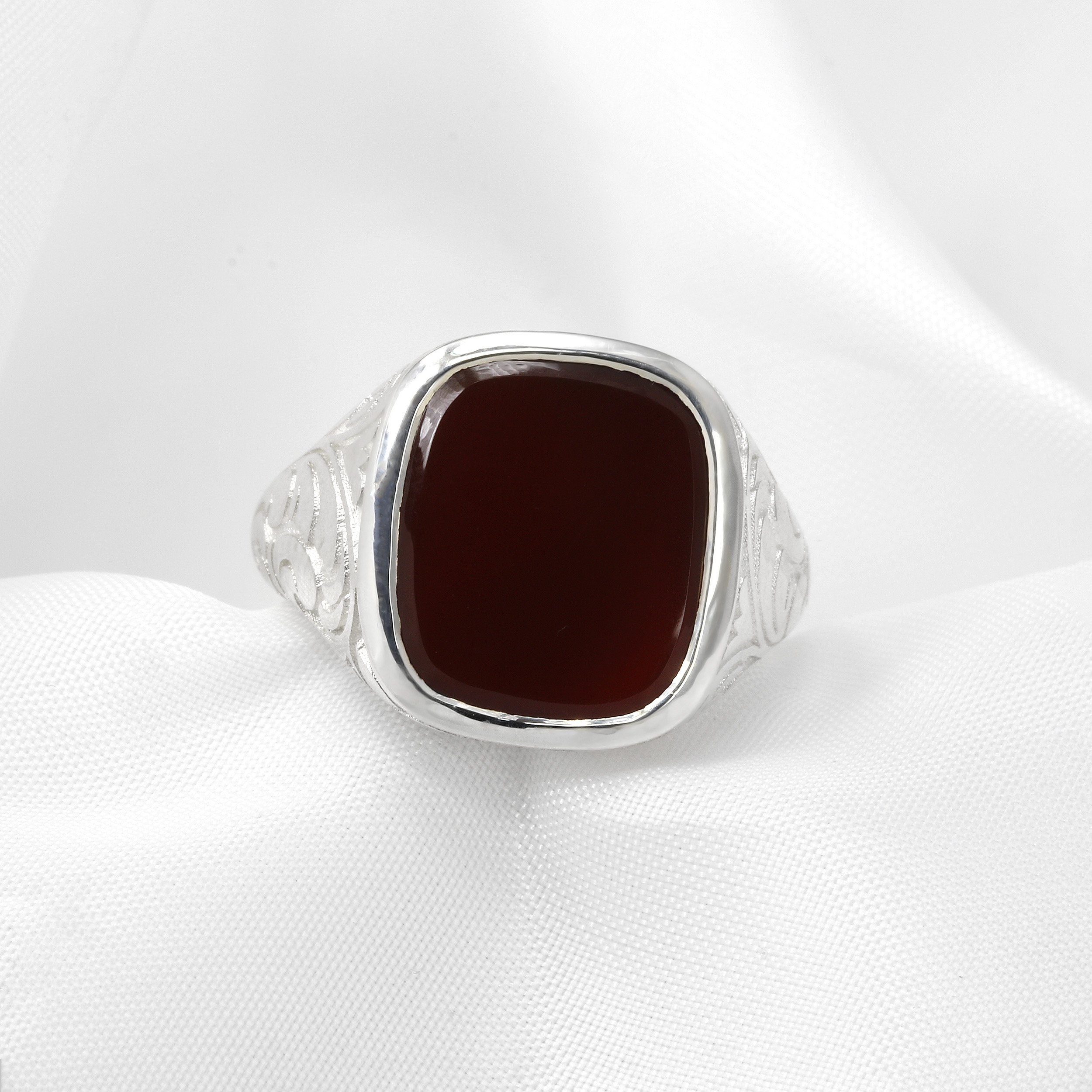 Cornelian Signet Ring with Engraved Shoulders in Silver