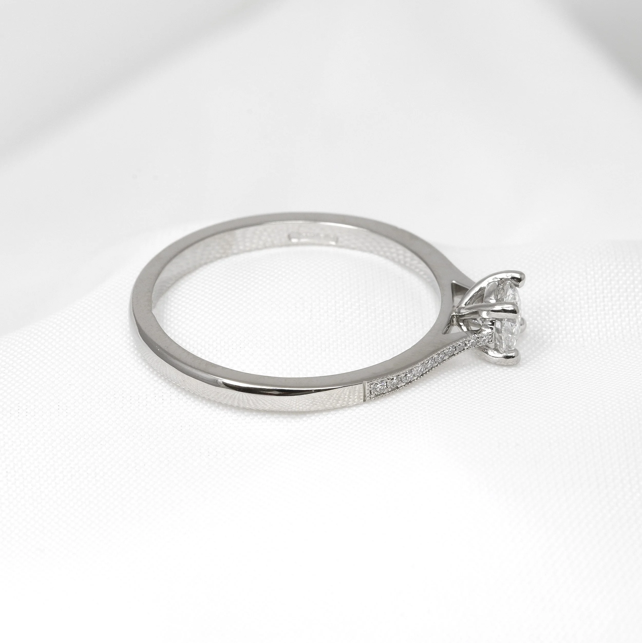 Round Brilliant Cut Solitaire Diamond Ring in Platinum