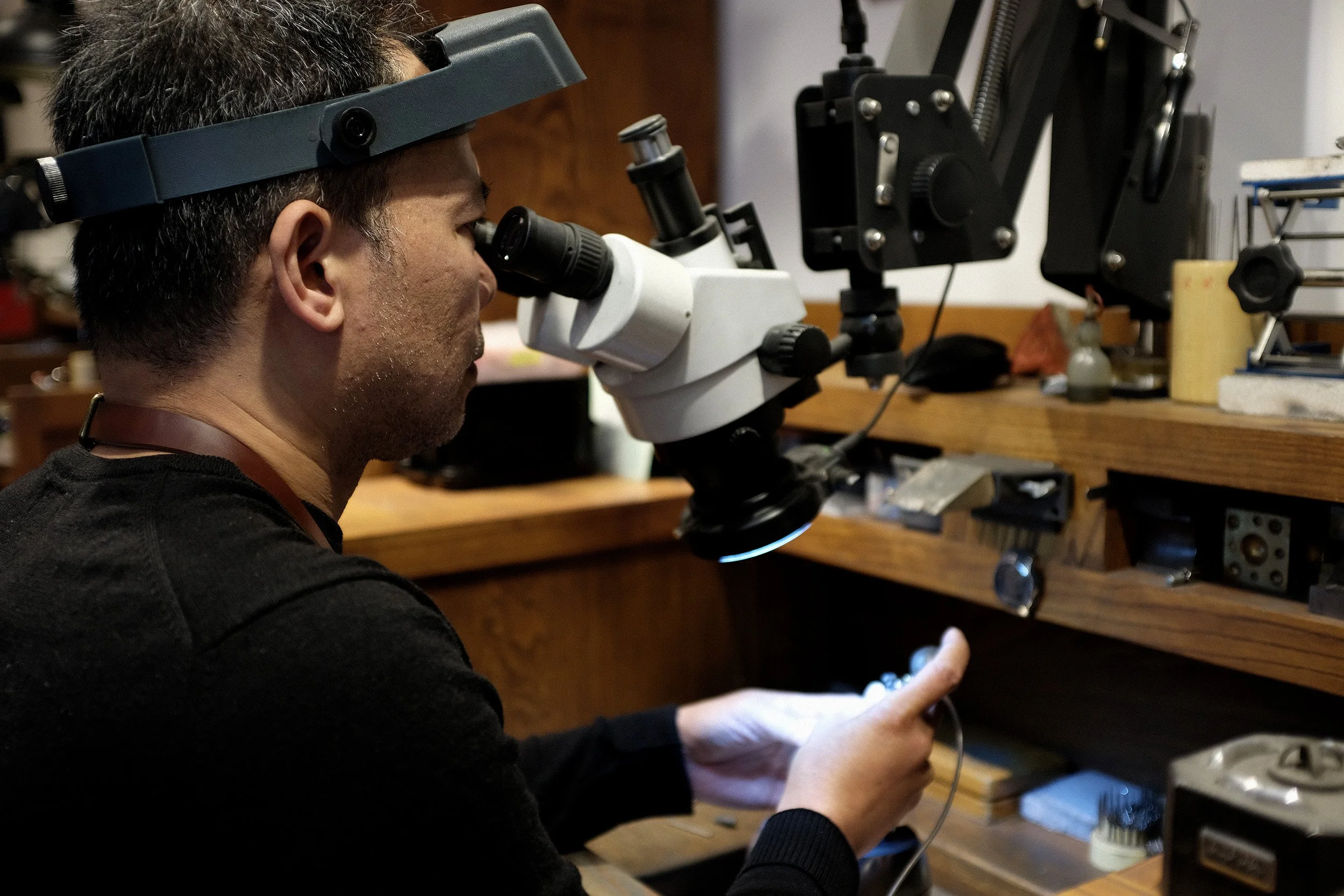  Recto setting a stone  