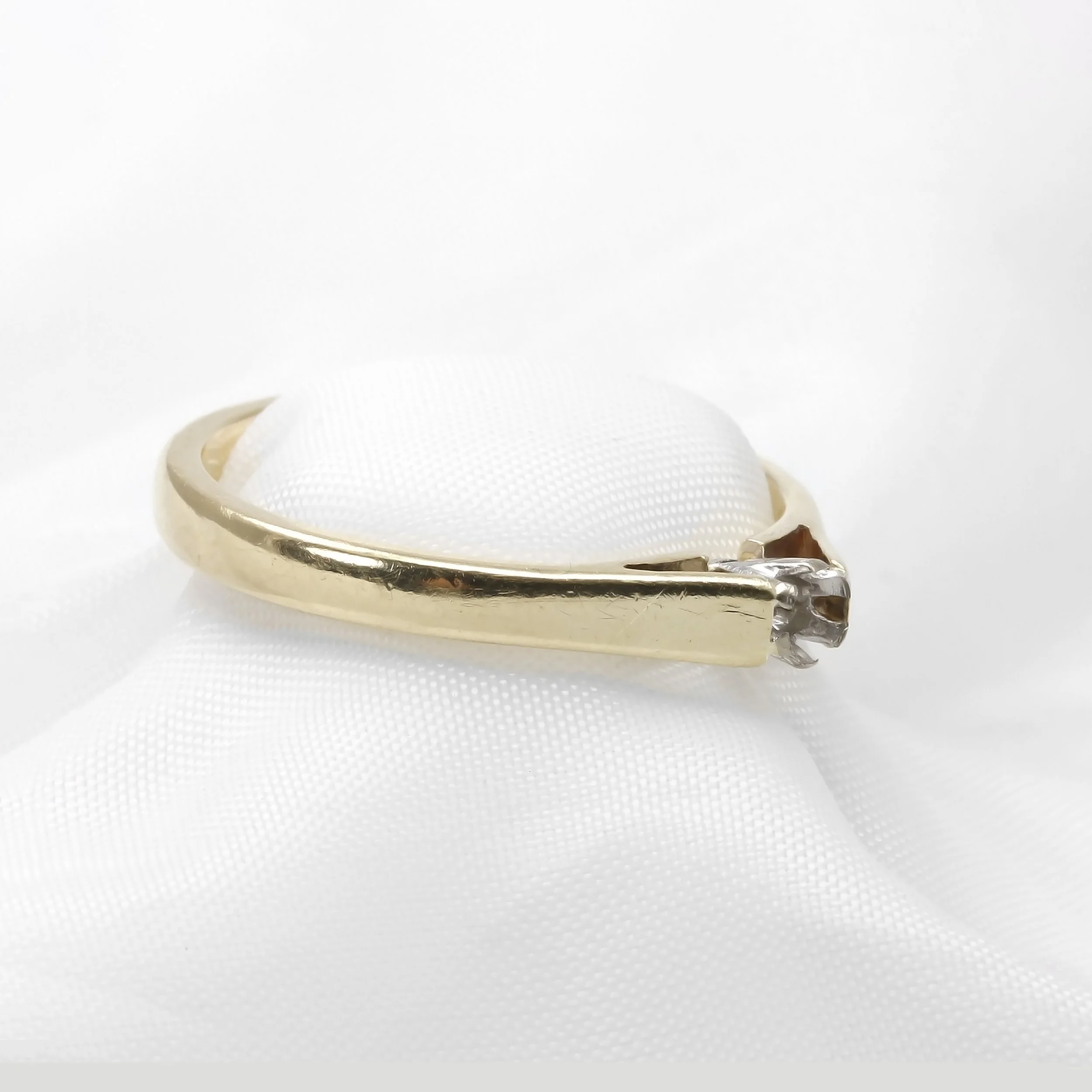  Worn claws on a customer’s diamond ring. Notice how they are flat, thin and no longer round beaded. 