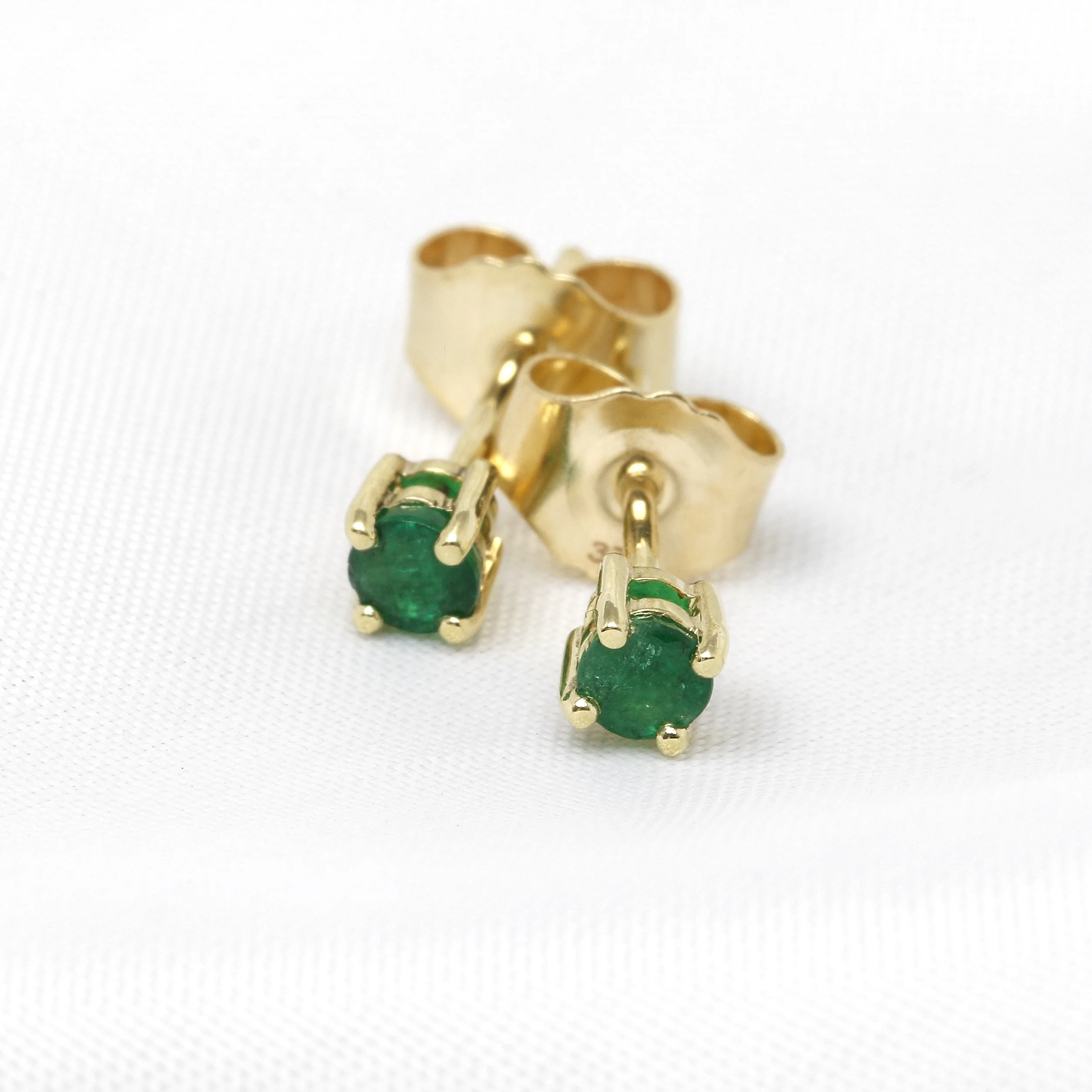  Timothy Roe Emerald Stud Earrings in 9ct Yellow Gold £325.00 