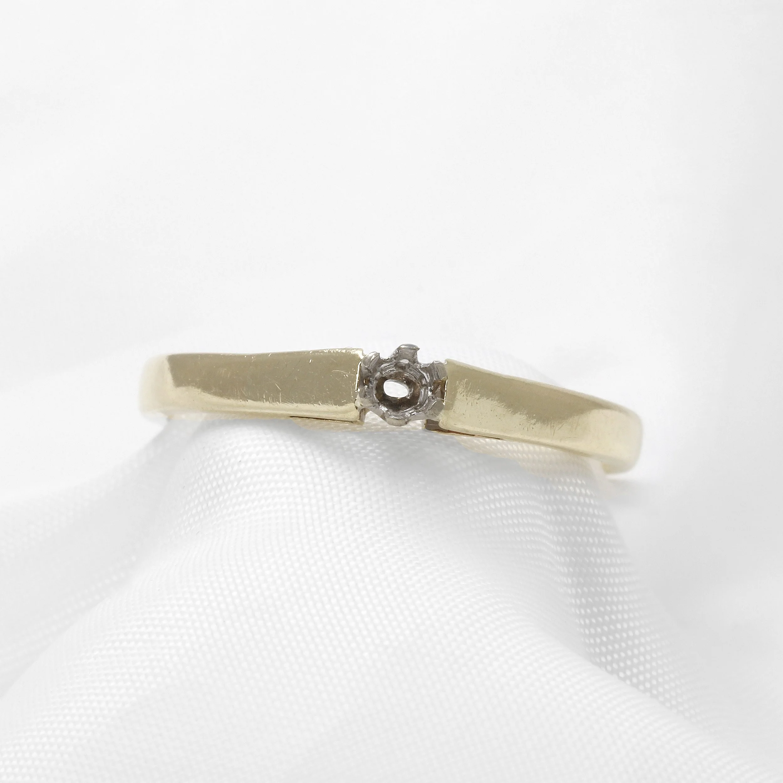  Worn claws in need of re-tipping on a customer’s diamond ring. The top on some of the claws are missing, having been sheared off or worn down. They are thin and flat making them brittle.  