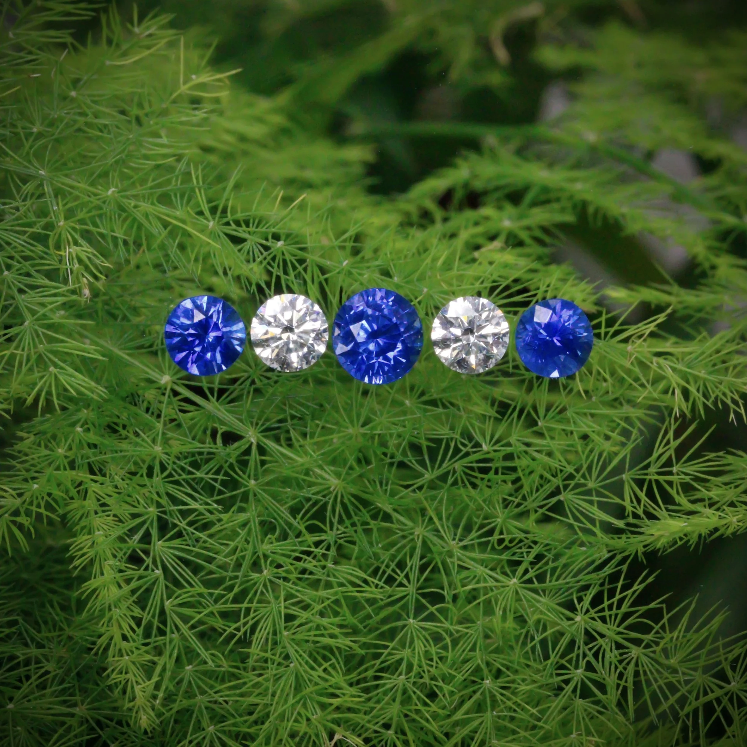 Round diamond 0.60ct and Sri Lankan sapphire 1.81ct, 5 stone group. 