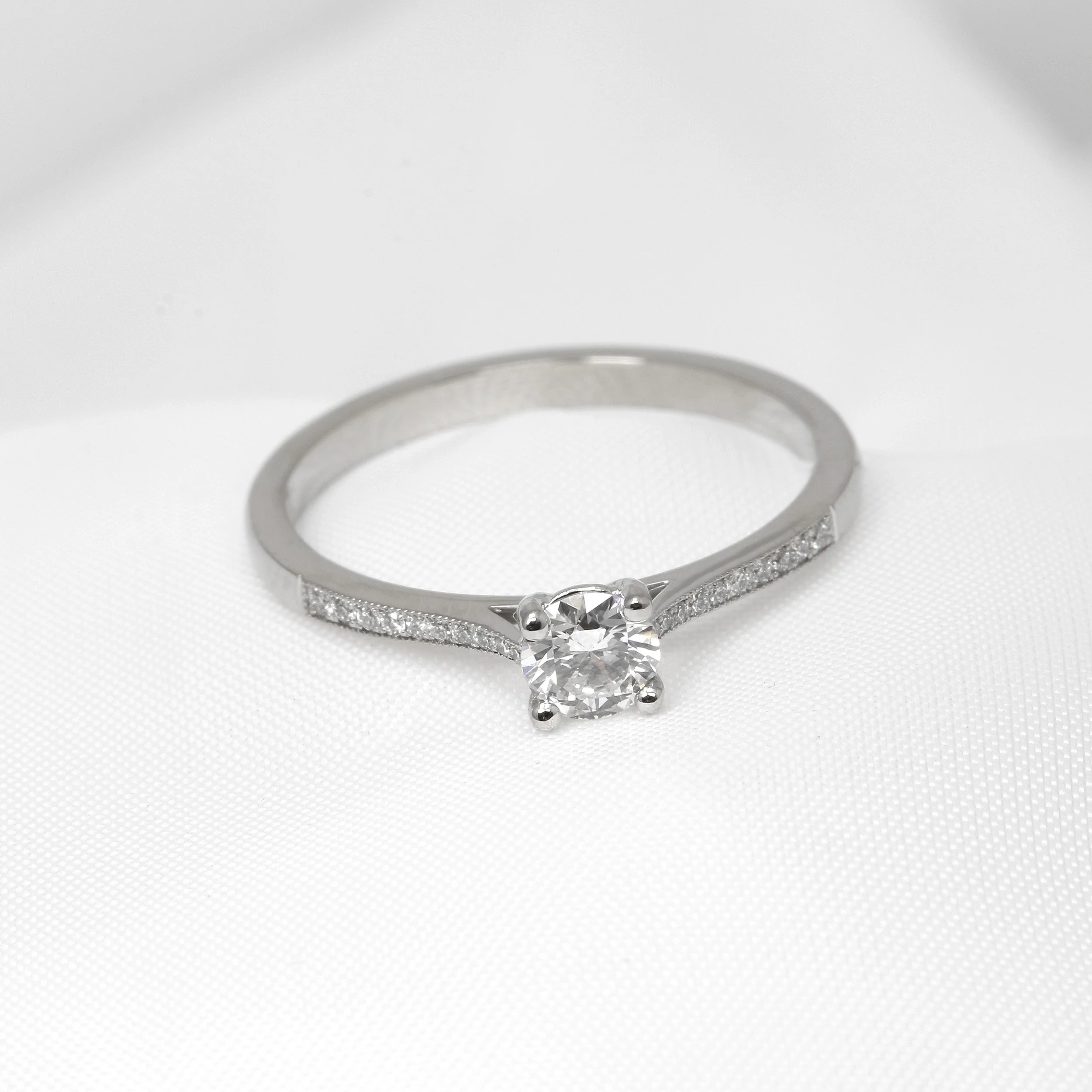 Round Brilliant Cut Solitaire Diamond Ring in Platinum