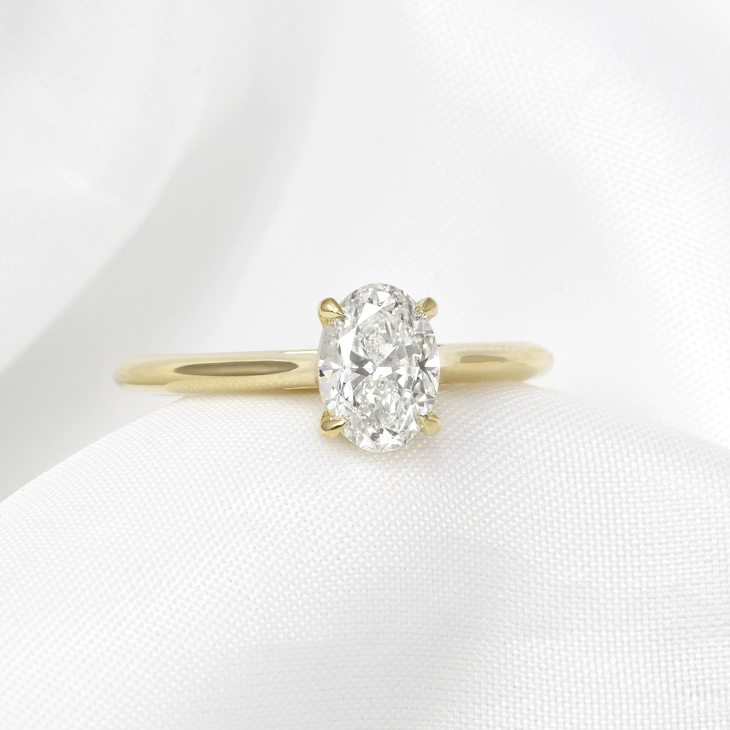 0.90ct Oval Solitaire Diamond Ring in 18ct Yellow Gold