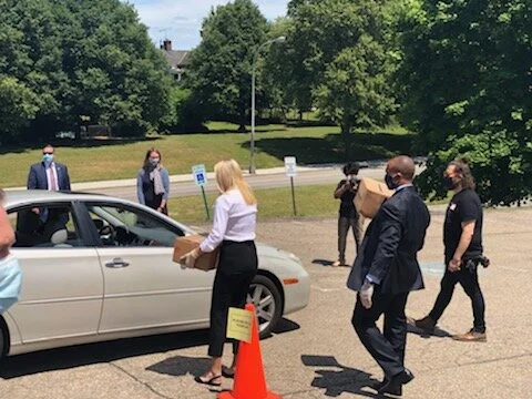 Ivanka Trump delivering Farmers to Families box