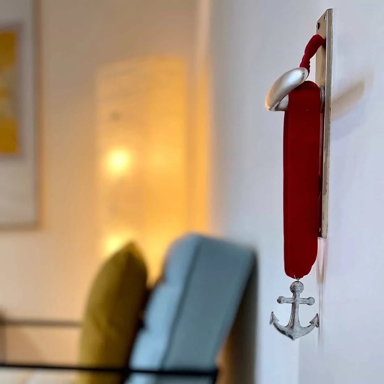 Seilbahn-Entfernungsmesser mit rotem Seil und Anker, an der Wand im Raum