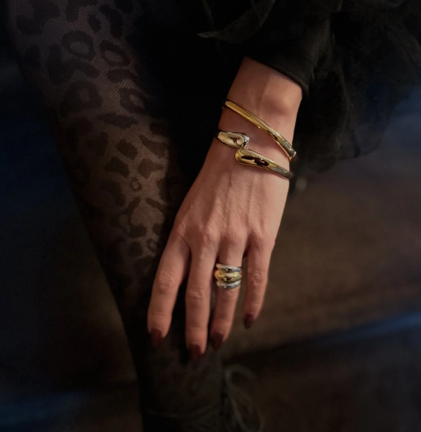 Nytt &aring;r, ny BLING 💫
Enten du skal skinne p&aring; jobb, str&aring;le p&aring; fest eller gi en gave som virkelig sier wow, da kan vi varmt anbefale en tur innom webshoppen 🫶🏻🤩 Vi har fylt opp med b&aring;de nye og gamle favoritter og bestse