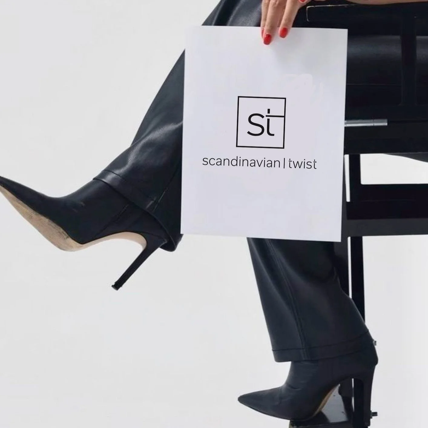 Stay tuned, shine soon ✨
Her jobbes det p&aring; spreng med lansering av vidunderlige nyheter fra Scandinavian Twist og denne h&oslash;sten har vi en ekstra spennende overraskelse p&aring; lur, s&aring; vi h&aring;per dere holder et ekstra godt &osla