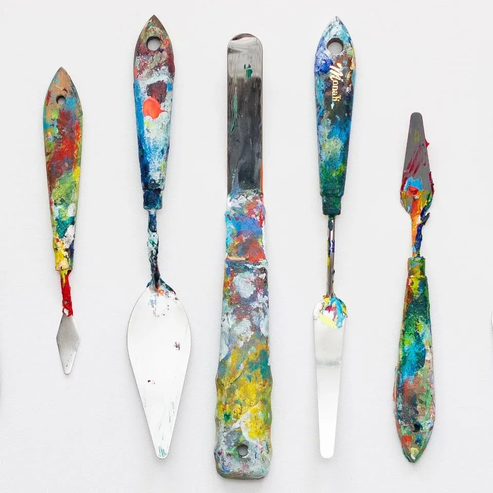 Le couteau mon outil. 
Il fait surgir ces asp&eacute;rit&eacute;s essentielles celles qui donnent vie mes Toiles.
Dans mon travail, tout se joue l&agrave; : au point de rupture.
L&rsquo;instant pr&eacute;cis o&ugrave; quelque chose c&egrave;de, bascu