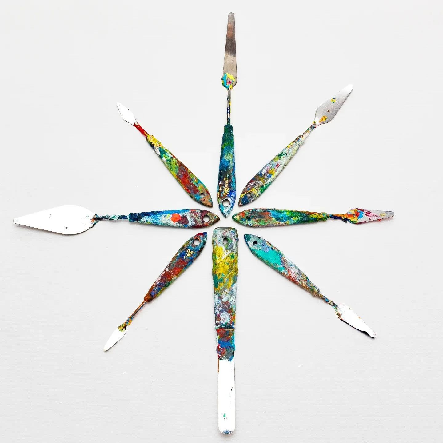 Le couteau, un outil presque vivant..

Il trace et marque ces asp&eacute;rit&eacute;s si importantes qui donnent leur Harmonie et leur vie a mes Toiles.

Parce que mes oeuvres parlent de transformation,  de ces points de basculement ou rien ne sera j