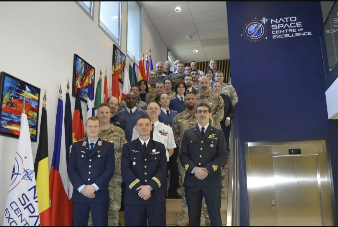 NATO Space Centre of Excellence, avec des drapeaux nationaux en arrière-plan. Oeuvre triptyque créées par l'Artiste Clemb pour le Nato Space Coe.