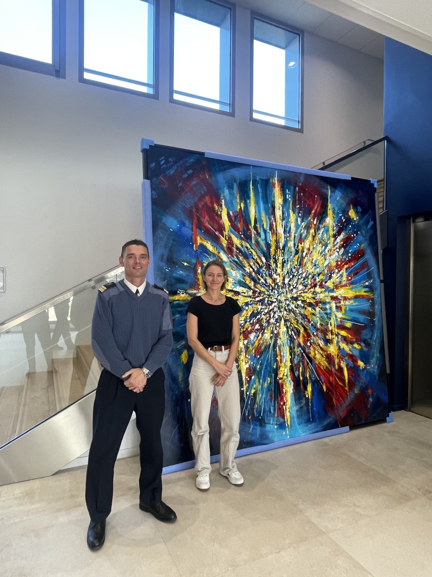 Clemb et Sylvain Debarre Directeur du Nato Space Coe posent devant l'oeuvre Monumentale de l'Artiste. "Big- Bang" 270*270 cm.